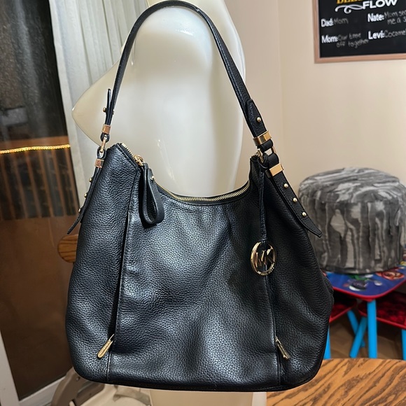 Michael kors shoulder bag. - Picture 2 of 11
